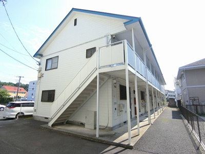 【外観】 | エーデルハイムC | コンビニ・スーパーが近くにあります♪「綱島」駅・「日吉本町」駅・「新綱島」駅まで徒歩圏内！複数沿線利用可能で通勤・通学にも便利な立地☆