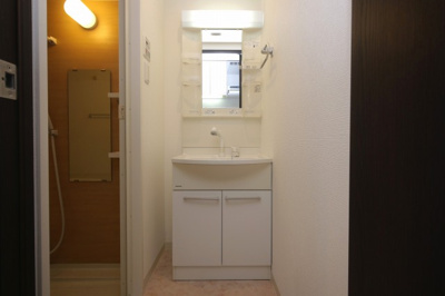 【洗面所】 | スプランディッド難波Ⅱ | 独立洗面化粧台が付いています
