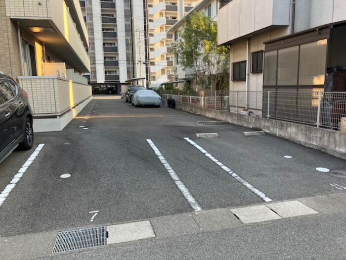 グラッサ新広の駐車場