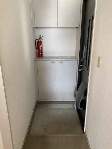 ルミエールＢの玄関|※同じタイプの間取です。実際の色や建具は異なります。