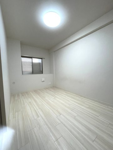 クラース二葉の里テラスの洋室|北側、出窓の洋室約6.0帖です。2部屋ともクローゼットが備わっています。