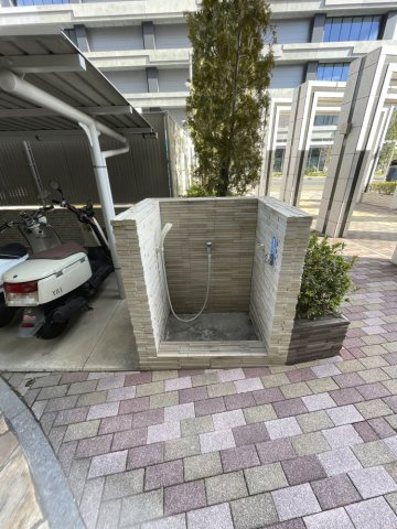 クラース二葉の里テラスのその他|ペット対応マンションです。お散歩帰りの愛犬をきれいにできる「ペット専用足洗い場」があります。