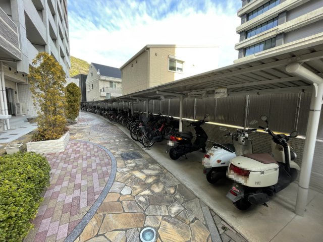 クラース二葉の里テラスのその他|駐輪場：月額100円/台。落ち着きのあるタイルなど温かみのあるディテールで空間構成された敷地です。