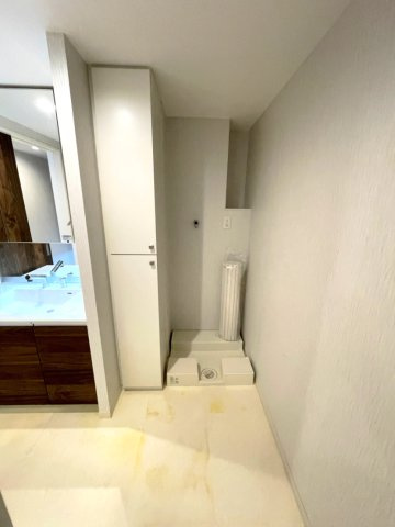 クラース二葉の里テラスの脱衣所|タオルや洗濯グッズをスマートに片せるリネン庫が備わっています。