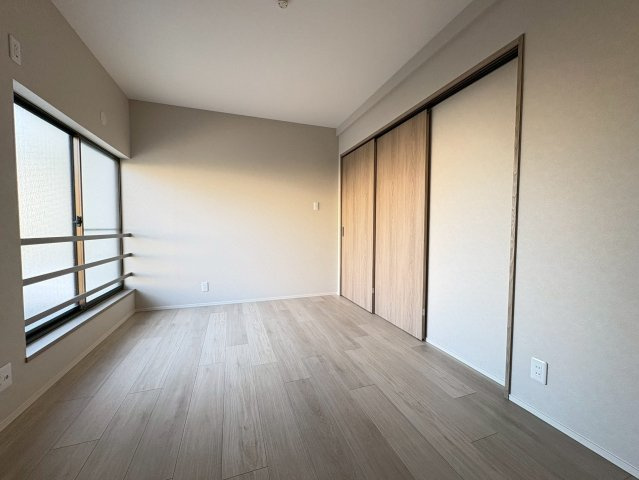 長岡京市西の京の洋室|LDK横の洋室は、来客時や寝室、個室など多用途にご使用いただけます！
