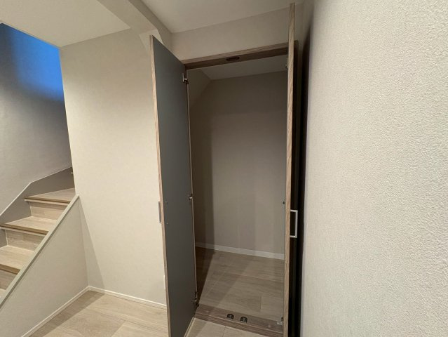 長岡京市西の京の収納|階段下収納は、掃除機や生活用品の収納に重宝します◎