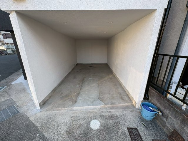 長岡京市西の京の駐車場|ビルトインガレージは、風雨から愛車を守れます◎