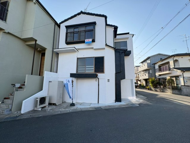 長岡京市西の京の外観|フルリノベーション完了！北東の角地につき開放感があります！