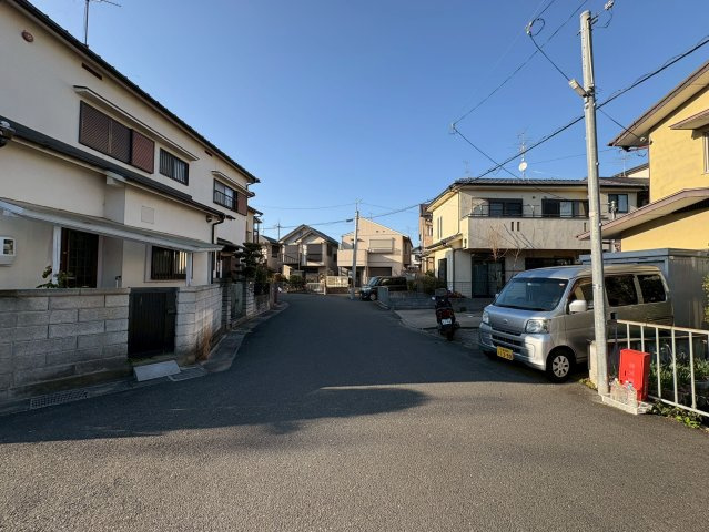 長岡京市西の京の前面道路含む現地写真|前道幅員5ｍ以上あり、ゆとりを感じられます。