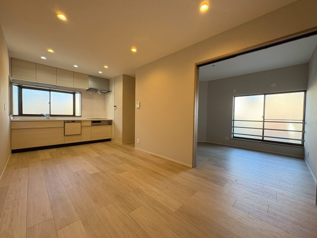 長岡京市西の京の居間・リビング|LDKは横の洋室約6帖と一続きにすると約16帖の広々とした空間としてご使用いただけます！