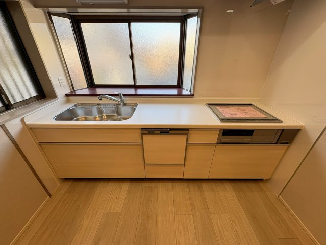 長岡京市西の京のキッチン|出窓つきのキッチンにつき、採光がしっかりとれた明るいキッチンです◎