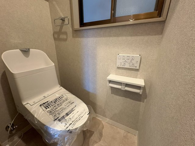 長岡京市西の京のトイレ|トイレは換気のできる窓があり、採光もとれ明るい雰囲気です！