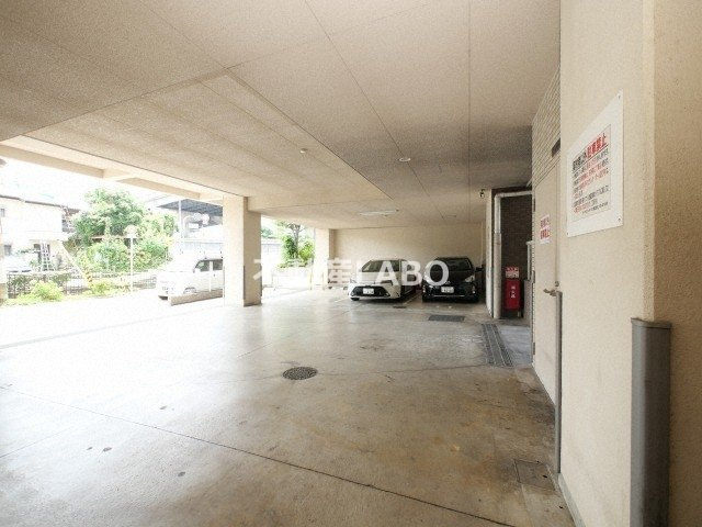 リバーサイド金岡 五番館の駐車場