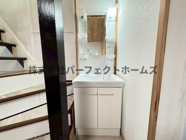 香里南之町戸建　賃貸の独立洗面台|独立洗面台、小物を置くことができて便利です