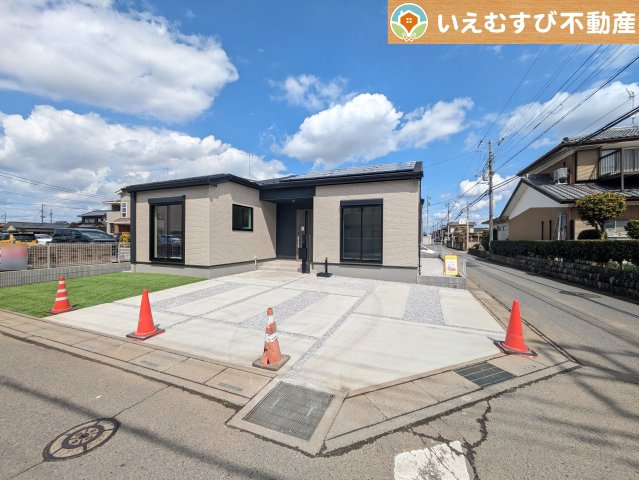 GRAFARE　深谷市上野台2期の駐車場|並列3台駐車可能なゆとりのカースペース
複数台車をお持ちでも、お友達が遊びに来てもゆとりの駐車スペース！