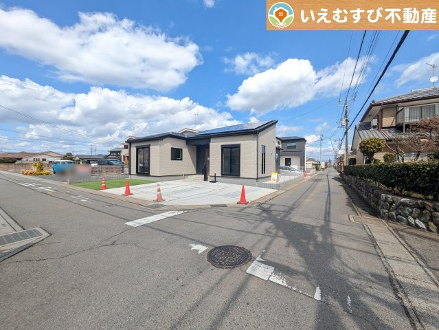 GRAFARE　深谷市上野台2期の前面道路含む現地写真|充分な広さの前面道路
間口が広くお車の出し入れも問題なく行えるスペースが確保されています♪