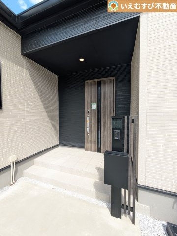 GRAFARE　深谷市上野台2期のエントランス|雨が防げる広々エントランス
駐車場からアクセスの良いエントランス。雨の日や荷物が多くても安心の動線♪