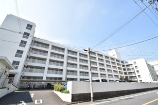 【外観】 | 手入れの行き届いた外壁やエントランスなど、「見ればわかる」レベルで清潔感を保ったマンションです。築年数を感じさせない姿で皆様をお出迎えします。～即日のご見学可能～　お問合せはお気軽にどうぞ。
