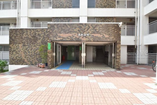 【エントランス】 | お客様を、そして住人を出迎えてくれるマンションのエントランス。ゴミが落ちていないことからも、管理状態の良さや住民の節度の高さが見て取れます。～即日のご見学可能～　お問合せはお気軽にどうぞ。