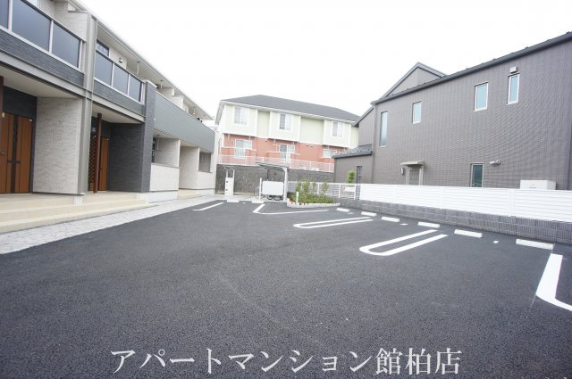 コリーナ　デュオの駐車場