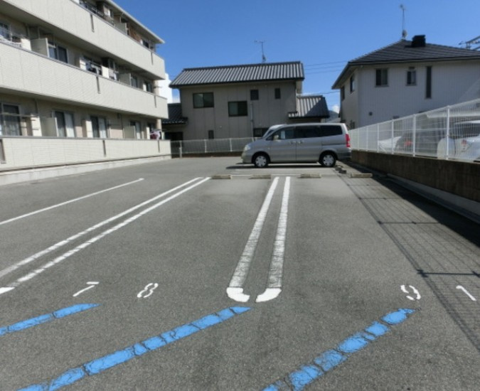 グレイスコートⅡの駐車場