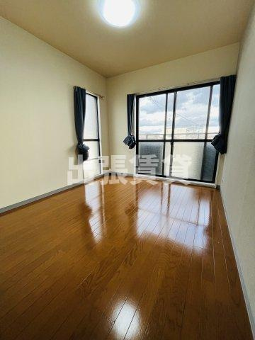 仲介手数料0円！Ｅ－ＳＴＯＲＹ黒川の居間・リビング