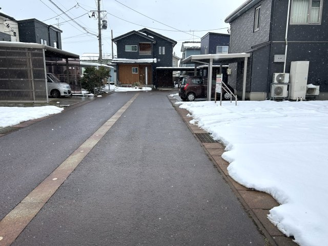 阿賀野市保田≪CUSMO川原田≫の前面道路含む現地写真