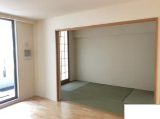 【和室】 | ＢＥＬＩＳＴＡ板橋浮間舟渡 | モダンな色合いの和室。東向きなので、バルコニーから光が入ります。