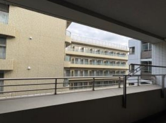 【バルコニー】 | ＢＥＬＩＳＴＡ板橋浮間舟渡 | バルコニー面、壁一面の掃き出し窓からたくさんの陽の光が入ってまいります！