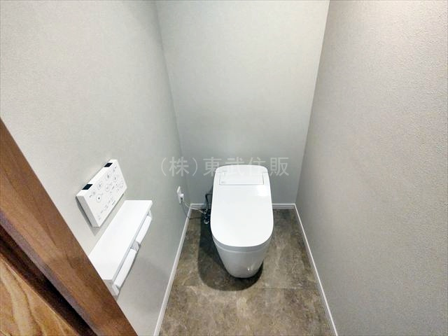 【トイレ】 | 川越フラワーホーム | 清潔感のあるタンクレストイレ