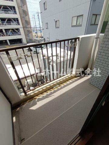 アーバンメゾン豊川のバルコニー|同建物内別部屋の写真です。