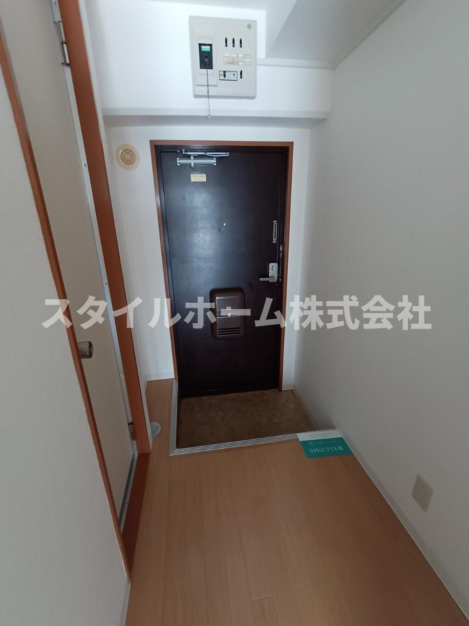 アーバンメゾン豊川の玄関|同建物内別部屋の写真です。