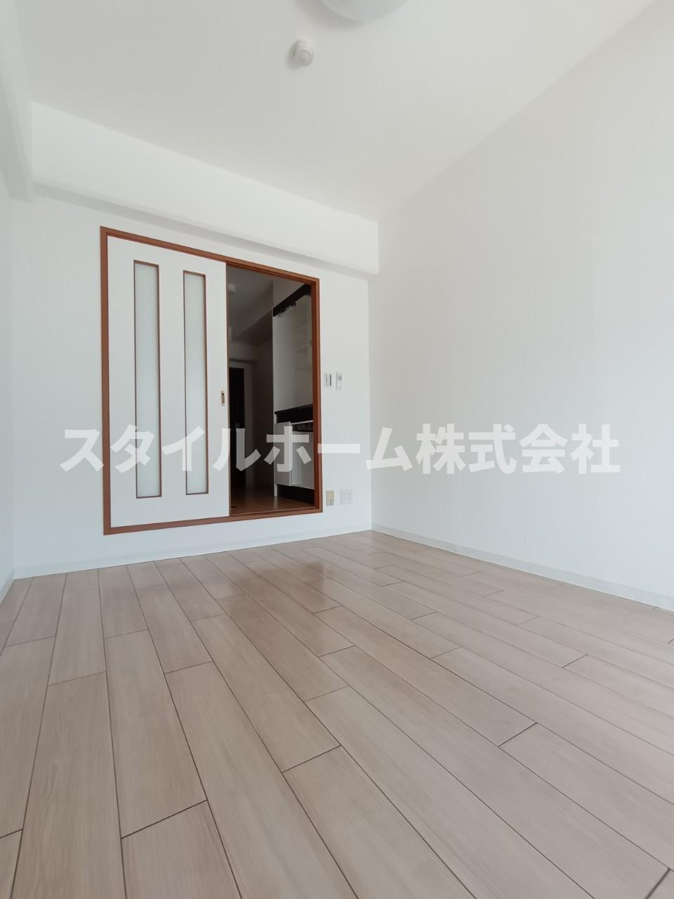 アーバンメゾン豊川の居間・リビング|同建物内別部屋の写真です。