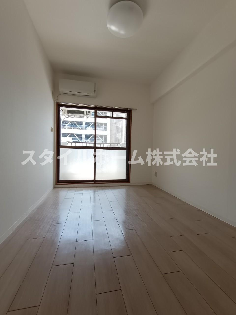 アーバンメゾン豊川の居間・リビング|同建物内別部屋の写真です。