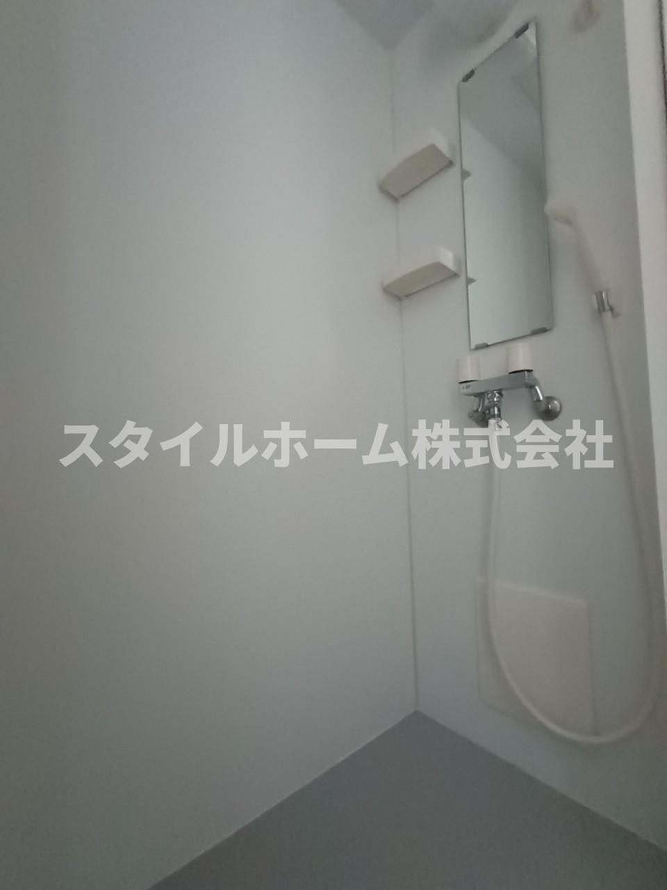 アーバンメゾン豊川のシャワールーム|同建物内別部屋の写真です。