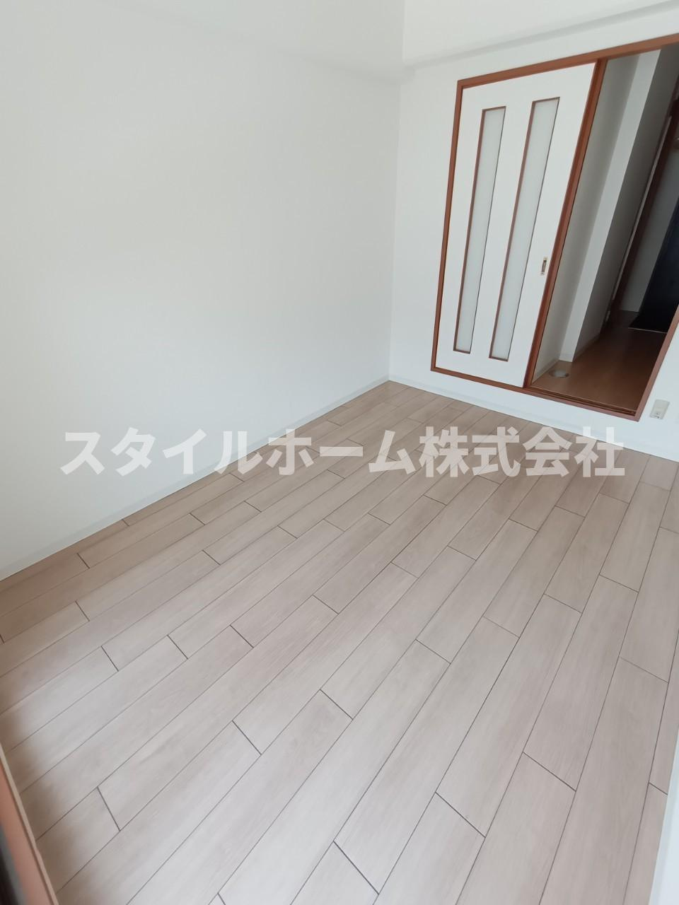 アーバンメゾン豊川の居間・リビング|同建物内別部屋の写真です。