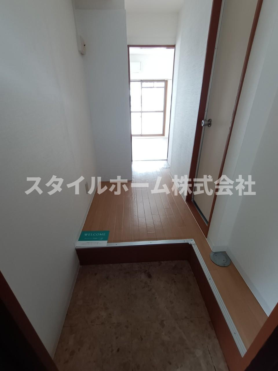 アーバンメゾン豊川の玄関|同建物内別部屋の写真です。