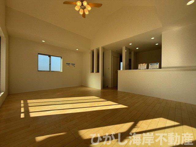 茅ヶ崎市室田1丁目　中古戸建の居間・リビング|新規リフォーム完了！　18.7帖　LDK