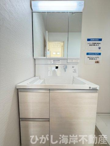 茅ヶ崎市室田1丁目　中古戸建の独立洗面台|新規リフォーム完了！　三面鏡化粧台