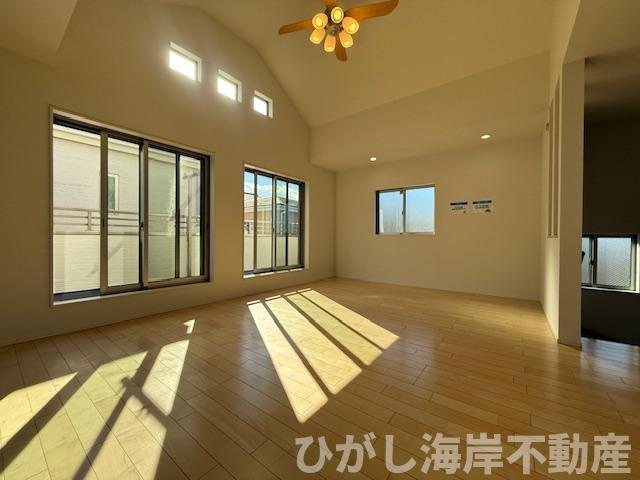 茅ヶ崎市室田1丁目　中古戸建の居間・リビング|新規リフォーム完了！　18.7帖　LDK