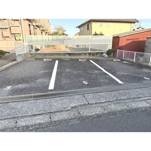 イーストヒルズの駐車場