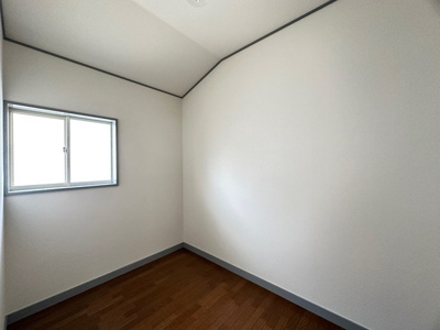 【洋室】 | カーサビアンカ | 2階・洋室5.5帖☆階段を上がって右手側、角部屋・二面採光のお部屋です♪こちらのお部屋にもクローゼットがあります♪