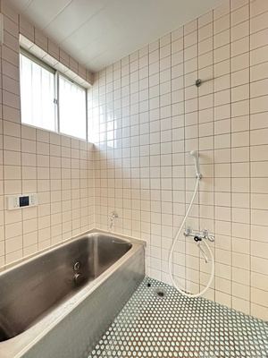 【浴室】 | カーサビアンカ | 家族の入浴時間がずれても温められる追い焚き機能付きのバスルーム☆窓があるので湿気対策OK！ゆったりバスタイムでリラックス☆