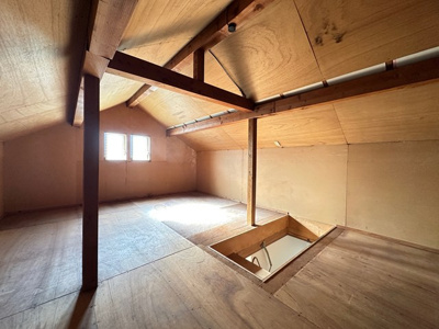 【収納】 | カーサビアンカ | 2階の廊下から繋がる屋根裏収納があります☆扇風機やストーブ、お雛様やクリスマスツリーなどの季節物もすっきり片付きますよ♪