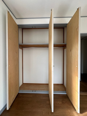 【収納】 | カーサビアンカ | 2階・階段を上がって左手奥、洋室5.5帖のお部屋にあるクローゼットです♪お洋服もしわにならず、キレイに収納できます☆