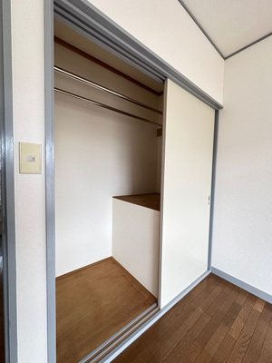 【収納】 | カーサビアンカ | 2階・階段を上がって左手前、洋室5.5帖のお部屋にあるクローゼットです♪お気に入りのお洋服もすっきり収納できます♪