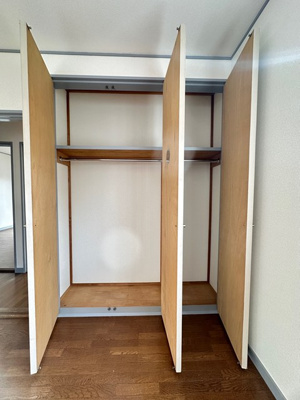 【収納】 | カーサビアンカ | 2階・階段を上がって右手、洋室5.5帖のお部屋にあるクローゼットです♪洋室のお部屋それぞれにクローゼットがあると便利ですね！