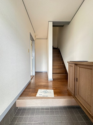 【展望】 | カーサビアンカ | 玄関から室内への景観です！正面に階段、左手にリビングダイニングキッチンがあります☆