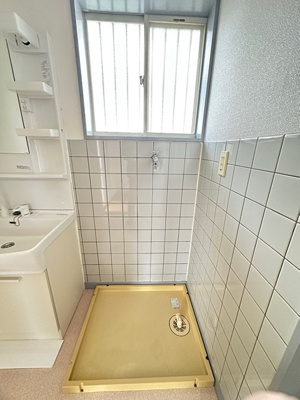 【設備】 | カーサビアンカ | 洗面所内、洗髪洗面化粧台横にある室内洗濯機置き場です♪防水パンが付いているので万が一の漏水にも安心です！