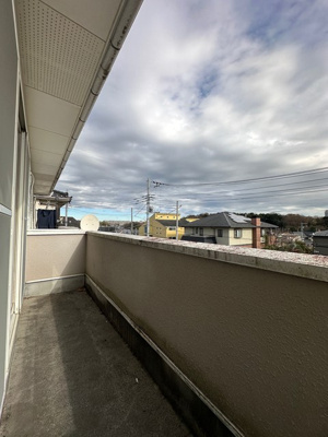 【バルコニー】 | カーサビアンカ | バルコニーは南東向きなので、晴れた日のお洗濯物は朝からよく乾きそう☆2部屋から出入りできるのでお洗濯物の出し入れに便利♪